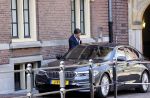 Den Haag 26 april 2021
Minister president Mark Rutte vertrekt met zijn auto vanaf het torentje. Er staan veel mensen te kijken.