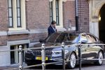 Den Haag 26 april 2021
Minister president Mark Rutte vertrekt met zijn auto vanaf het torentje. Er staan veel mensen te kijken.