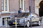 Den Haag 26 april 2021
Minister president Mark Rutte vertrekt met zijn auto vanaf het torentje. Er staan veel mensen te kijken.