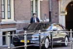 Den Haag 26 april 2021
Minister president Mark Rutte vertrekt met zijn auto vanaf het torentje. Er staan veel mensen te kijken.