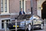Den Haag 26 april 2021
Minister president Mark Rutte vertrekt met zijn auto vanaf het torentje. Er staan veel mensen te kijken.