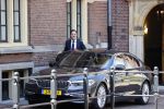 Den Haag 26 april 2021
Minister president Mark Rutte vertrekt met zijn auto vanaf het torentje. Er staan veel mensen te kijken.