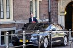 Den Haag 26 april 2021
Minister president Mark Rutte vertrekt met zijn auto vanaf het torentje. Er staan veel mensen te kijken.