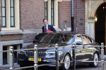 Den Haag 26 april 2021
Minister president Mark Rutte vertrekt met zijn auto vanaf het torentje. Er staan veel mensen te kijken.