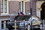 Den Haag 26 april 2021
Minister president Mark Rutte vertrekt met zijn auto vanaf het torentje. Er staan veel mensen te kijken.