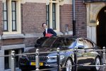 Den Haag 26 april 2021
Minister president Mark Rutte vertrekt met zijn auto vanaf het torentje. Er staan veel mensen te kijken.