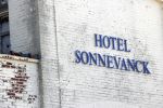 Noordwijk 21 april 2021
Martien Meiland en zijn vrouw Erica Meiland hebben met interesse gekeken naar dit oud hotel Sonnevanck om het te kopen om er vervolgens een Air B&B te maken