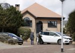 Noordwijk 5 mei 2021
Bij het nieuwe huis van Martien Meiland komen er de hele dag door nieuwsgierige fans een kijkje nemen