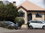 Noordwijk 5 mei 2021
Bij het nieuwe huis van Martien Meiland komen er de hele dag door nieuwsgierige fans een kijkje nemen