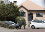 Noordwijk 5 mei 2021
Bij het nieuwe huis van Martien Meiland komen er de hele dag door nieuwsgierige fans een kijkje nemen
