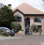Noordwijk 5 mei 2021
Bij het nieuwe huis van Martien Meiland komen er de hele dag door nieuwsgierige fans een kijkje nemen