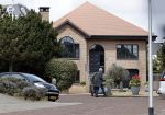 Noordwijk 5 mei 2021
Bij het nieuwe huis van Martien Meiland komen er de hele dag door nieuwsgierige fans een kijkje nemen
