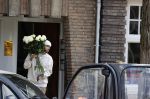 Amsterdam 17 april 2021 
Connie Witteman brengt een grote bos met witte rozen naar het huis van haar zoon Marvin . De Vriend van Marvin Breukhoven neemt ze in ontvangst