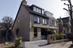 Noordwijk 31 maart 2021
Maxim Meiland haar vader Martien Moeder Erica oma partner Leroy en Sander v Betten ( vriend Erica) helpen mee met de verhuizing naar hun nieuwe huis