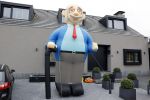 Abcoude 4 april 2021
Najib Amhali wordt 50 jaar en ziet abraham . Najib met zijn vrouw Niama en hun kinderen. Voor het huis staat een Abraham.