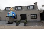 Abcoude 4 april 2021
Najib Amhali wordt 50 jaar en ziet abraham . Najib met zijn vrouw Niama en hun kinderen. Voor het huis staat een Abraham.