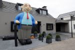 Abcoude 4 april 2021
Najib Amhali wordt 50 jaar en ziet abraham . Najib met zijn vrouw Niama en hun kinderen. Voor het huis staat een Abraham.