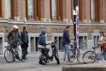 Amsterdam 8 mei 2021
Klein ongeluk tussen fietster en een jongen op een electrische dopio fiets