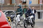 Amsterdam 8 mei 2021
Klein ongeluk tussen fietster en een jongen op een electrische dopio fiets