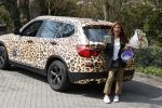 Bergen 19 april 2021
Patty Brard brengt een box met haar produkten rond naar Bn ers . Haar auto is in tijger kleuren gewrapt