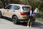 Bergen 19 april 2021
Patty Brard brengt een box met haar produkten rond naar Bn ers . Haar auto is in tijger kleuren gewrapt