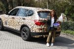 Bergen 19 april 2021
Patty Brard brengt een box met haar produkten rond naar Bn ers . Haar auto is in tijger kleuren gewrapt