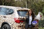 Bergen 19 april 2021
Patty Brard brengt een box met haar produkten rond naar Bn ers . Haar auto is in tijger kleuren gewrapt