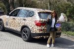 Bergen 19 april 2021
Patty Brard brengt een box met haar produkten rond naar Bn ers . Haar auto is in tijger kleuren gewrapt