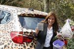 Bergen 19 april 2021
Patty Brard brengt een box met haar produkten rond naar Bn ers . Haar auto is in tijger kleuren gewrapt