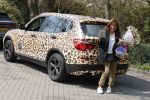 Bergen 19 april 2021
Patty Brard brengt een box met haar produkten rond naar Bn ers . Haar auto is in tijger kleuren gewrapt
