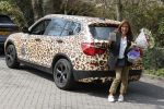 Bergen 19 april 2021
Patty Brard brengt een box met haar produkten rond naar Bn ers . Haar auto is in tijger kleuren gewrapt