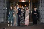 Amsterdam 12 mei 2021
Koning Willem Alexander Koningin Maxima Prinses Beatrix Prinses Amalia Alexia en Ariane bij Carre vanwege de 50e verjaardag van Koningin Maxima . Prinses Amalia haar mondkapje zit vast aan haar oorbellen