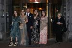Amsterdam 12 mei 2021
Koning Willem Alexander Koningin Maxima Prinses Beatrix Prinses Amalia Alexia en Ariane bij Carre vanwege de 50e verjaardag van Koningin Maxima . Prinses Amalia haar mondkapje zit vast aan haar oorbellen