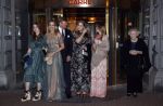 Amsterdam 12 mei 2021
Koning Willem Alexander Koningin Maxima Prinses Beatrix Prinses Amalia Alexia en Ariane bij Carre vanwege de 50e verjaardag van Koningin Maxima . Prinses Amalia haar mondkapje zit vast aan haar oorbellen