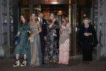 Amsterdam 12 mei 2021
Koning Willem Alexander Koningin Maxima Prinses Beatrix Prinses Amalia Alexia en Ariane bij Carre vanwege de 50e verjaardag van Koningin Maxima . Prinses Amalia haar mondkapje zit vast aan haar oorbellen