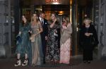 Amsterdam 12 mei 2021
Koning Willem Alexander Koningin Maxima Prinses Beatrix Prinses Amalia Alexia en Ariane bij Carre vanwege de 50e verjaardag van Koningin Maxima . Prinses Amalia haar mondkapje zit vast aan haar oorbellen