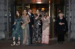 Amsterdam 12 mei 2021
Koning Willem Alexander Koningin Maxima Prinses Beatrix Prinses Amalia Alexia en Ariane bij Carre vanwege de 50e verjaardag van Koningin Maxima . Prinses Amalia haar mondkapje zit vast aan haar oorbellen