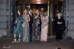 Amsterdam 12 mei 2021
Koning Willem Alexander Koningin Maxima Prinses Beatrix Prinses Amalia Alexia en Ariane bij Carre vanwege de 50e verjaardag van Koningin Maxima . Prinses Amalia haar mondkapje zit vast aan haar oorbellen
