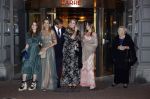 Amsterdam 12 mei 2021
Koning Willem Alexander Koningin Maxima Prinses Beatrix Prinses Amalia Alexia en Ariane bij Carre vanwege de 50e verjaardag van Koningin Maxima . Prinses Amalia haar mondkapje zit vast aan haar oorbellen