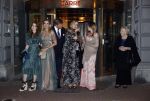 Amsterdam 12 mei 2021
Koning Willem Alexander Koningin Maxima Prinses Beatrix Prinses Amalia Alexia en Ariane bij Carre vanwege de 50e verjaardag van Koningin Maxima . Prinses Amalia haar mondkapje zit vast aan haar oorbellen