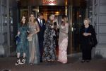 Amsterdam 12 mei 2021
Koning Willem Alexander Koningin Maxima Prinses Beatrix Prinses Amalia Alexia en Ariane bij Carre vanwege de 50e verjaardag van Koningin Maxima . Prinses Amalia haar mondkapje zit vast aan haar oorbellen