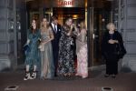 Amsterdam 12 mei 2021
Koning Willem Alexander Koningin Maxima Prinses Beatrix Prinses Amalia Alexia en Ariane bij Carre vanwege de 50e verjaardag van Koningin Maxima . Prinses Amalia haar mondkapje zit vast aan haar oorbellen