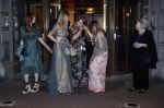 Amsterdam 12 mei 2021
Koning Willem Alexander Koningin Maxima Prinses Beatrix Prinses Amalia Alexia en Ariane bij Carre vanwege de 50e verjaardag van Koningin Maxima . Prinses Amalia haar mondkapje zit vast aan haar oorbellen