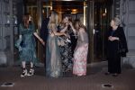 Amsterdam 12 mei 2021
Koning Willem Alexander Koningin Maxima Prinses Beatrix Prinses Amalia Alexia en Ariane bij Carre vanwege de 50e verjaardag van Koningin Maxima . Prinses Amalia haar mondkapje zit vast aan haar oorbellen