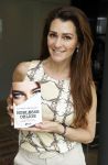 Amsterdam 14 mei 2021
Quinty Trustfull krijgt uit handen van Esther Kreukniet heet eerste boek . Vindt plaats in het consorvatorium hotel.