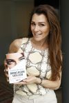Amsterdam 14 mei 2021
Quinty Trustfull krijgt uit handen van Esther Kreukniet heet eerste boek . Vindt plaats in het consorvatorium hotel.