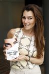 Amsterdam 14 mei 2021
Quinty Trustfull krijgt uit handen van Esther Kreukniet heet eerste boek . Vindt plaats in het consorvatorium hotel.