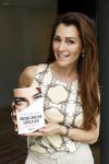 Amsterdam 14 mei 2021
Quinty Trustfull krijgt uit handen van Esther Kreukniet heet eerste boek . Vindt plaats in het consorvatorium hotel.