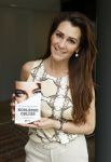 Amsterdam 14 mei 2021
Quinty Trustfull krijgt uit handen van Esther Kreukniet heet eerste boek . Vindt plaats in het consorvatorium hotel.