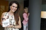 Amsterdam 14 mei 2021
Quinty Trustfull krijgt uit handen van Esther Kreukniet heet eerste boek . Vindt plaats in het consorvatorium hotel.